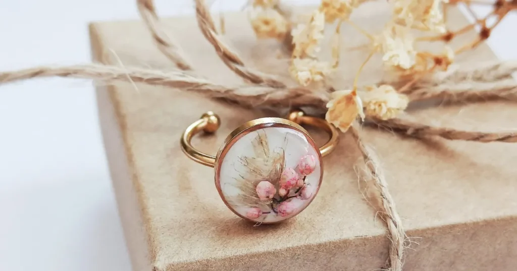 Do czego pasują i jak nosić pierścionki z żywicy epoksydowej