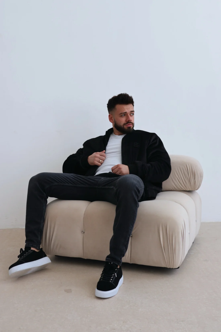 Modne kurtki męskie: Jak wybrać idealny model na każdą porę roku?