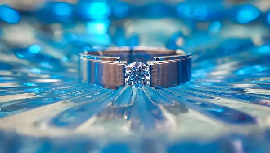 Pierścionki z diamentem – racjonalny wybór wysokiej jakości biżuterii na lata