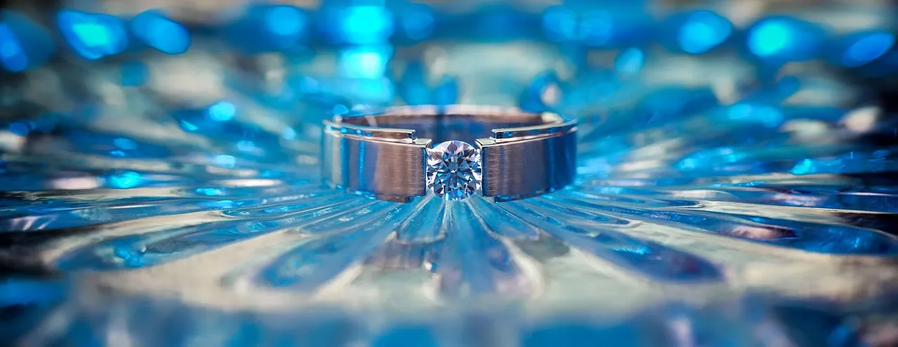 Pierścionki z diamentem – racjonalny wybór wysokiej jakości biżuterii na lata