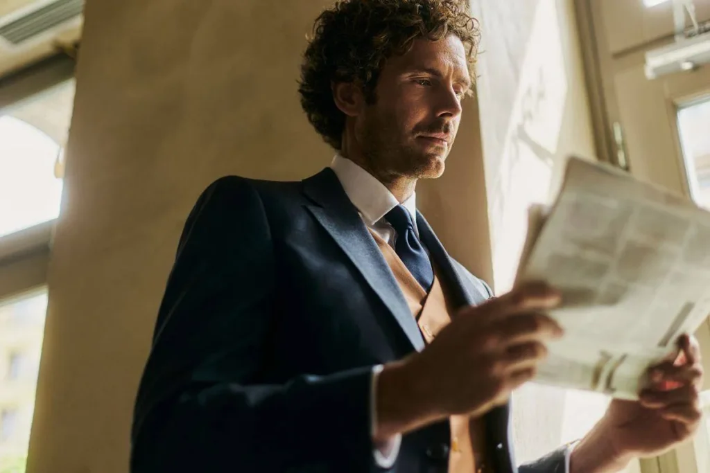 Nie tylko do garnituru. Jak nosić koszulę na randkę, do pracy i po godzinach?