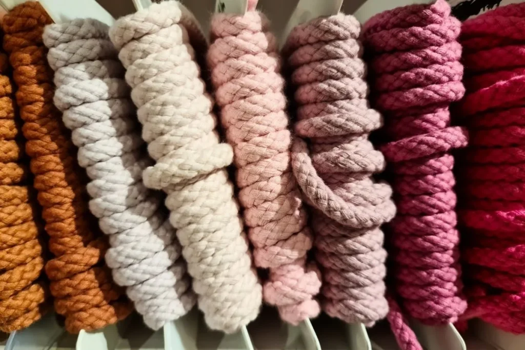 Jak kupować tasiemki i koronki online? Przewodnik po szerokościach i splotach