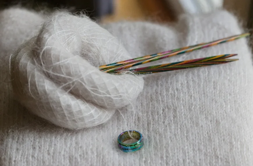 Moher w szafie kapsułowej - dlaczego warto postawić na szlachetny splot?