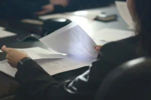 Jak ogarnąć dokumenty w biurze żeby nie żyć w wiecznym chaosie