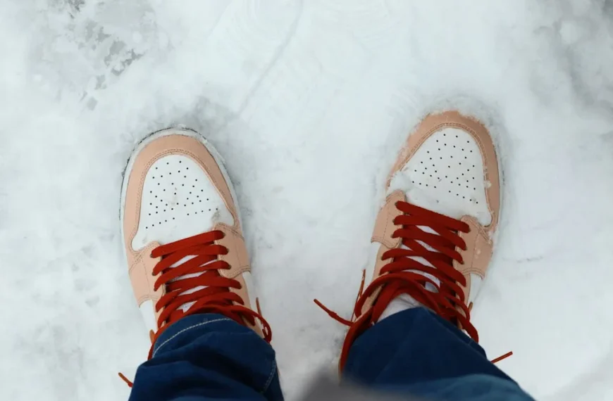 Jak stylizować wsuwane buty na grubej podeszwie?